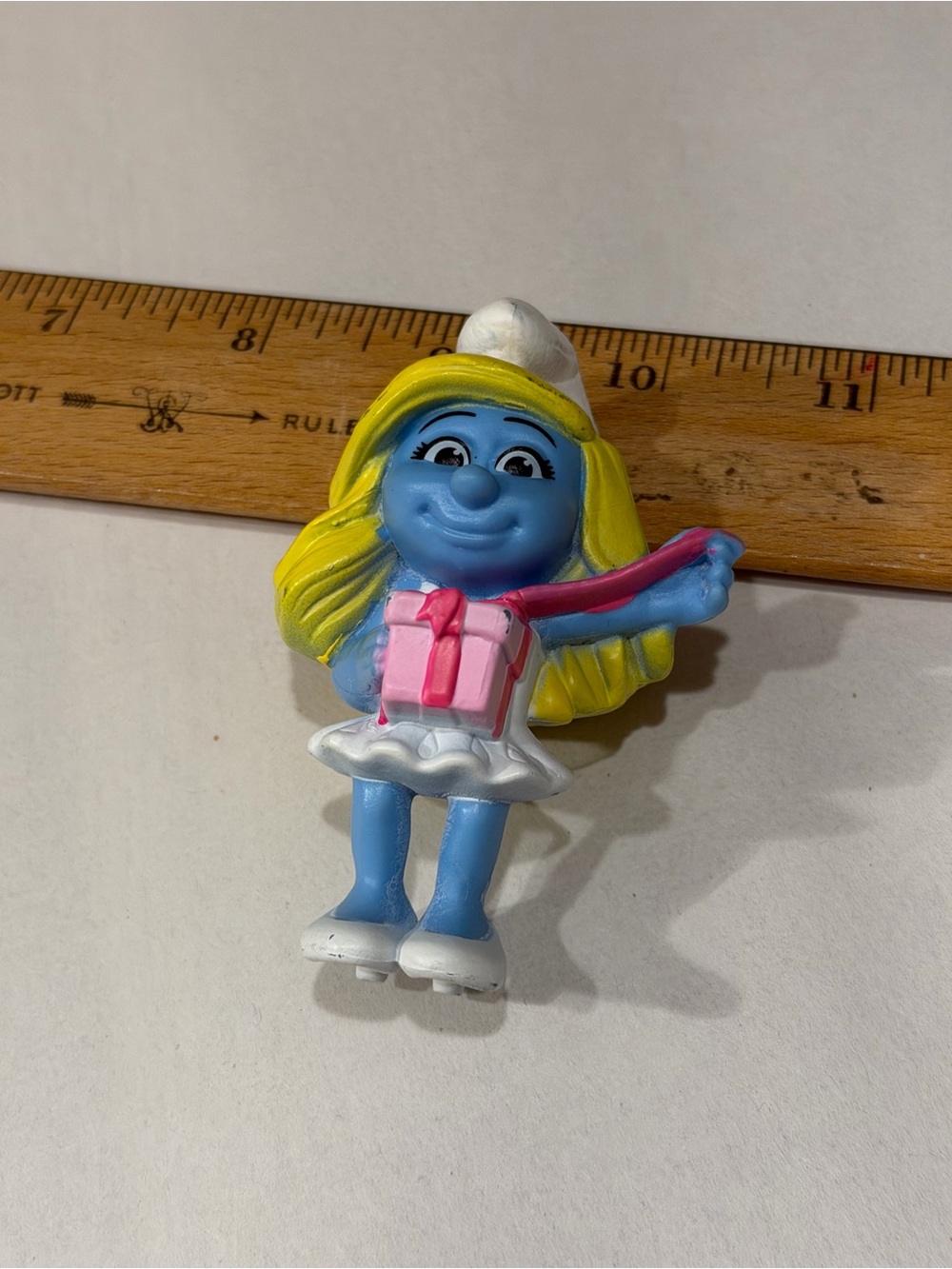 Peyo 2013 Smubrfette Figurine with Pink Gift - Blue & Yellow